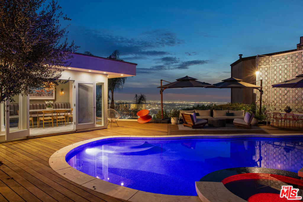 Property Photo:  2137 Sunset Plaza Drive  CA 90069 