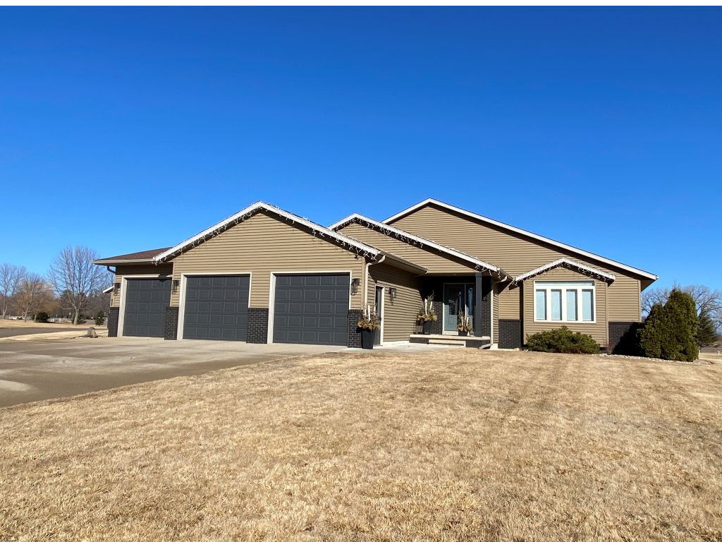 Property Photo:  208 Prairieview Court  MN 56258 