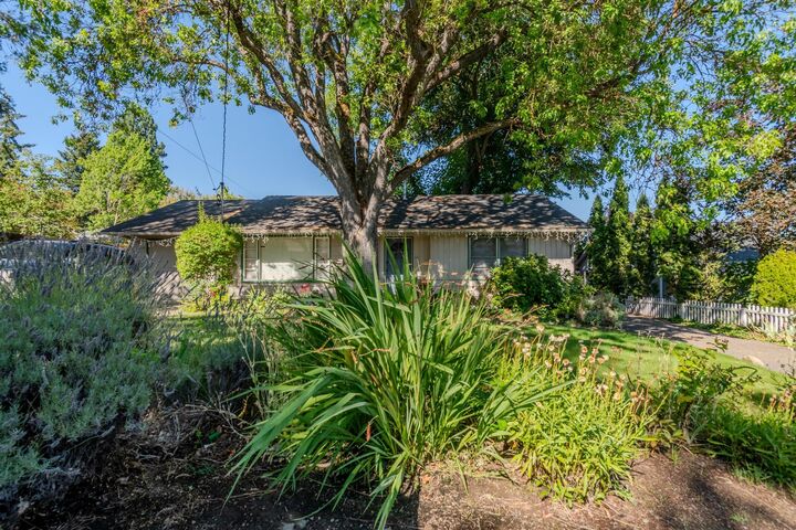 Property Photo:  729 N Modoc Avenue  OR 97504 