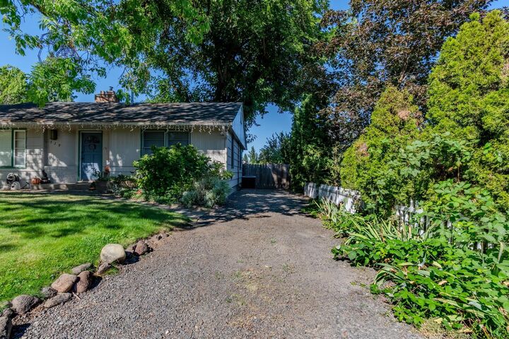 Property Photo: 729 N Modoc Avenue OR 97504