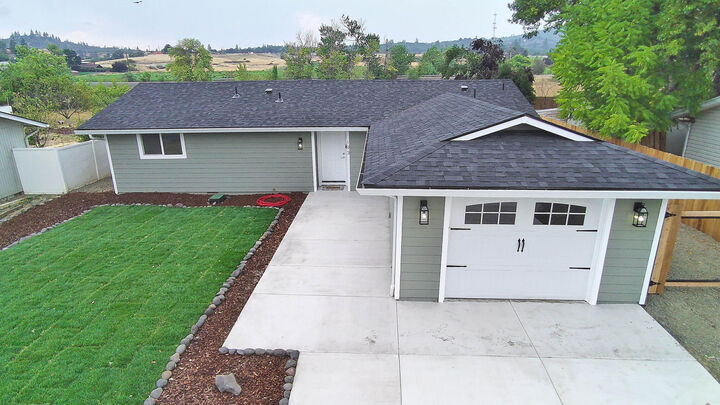 Property Photo: 193 N Deanjou Avenue OR 97524