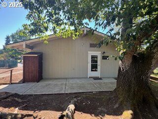 Property Photo:  2132 W 14th Ct  OR 97402 