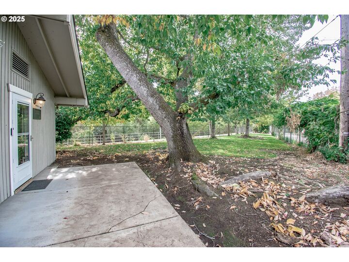 Property Photo: 2132 W 14th Ct OR 97402