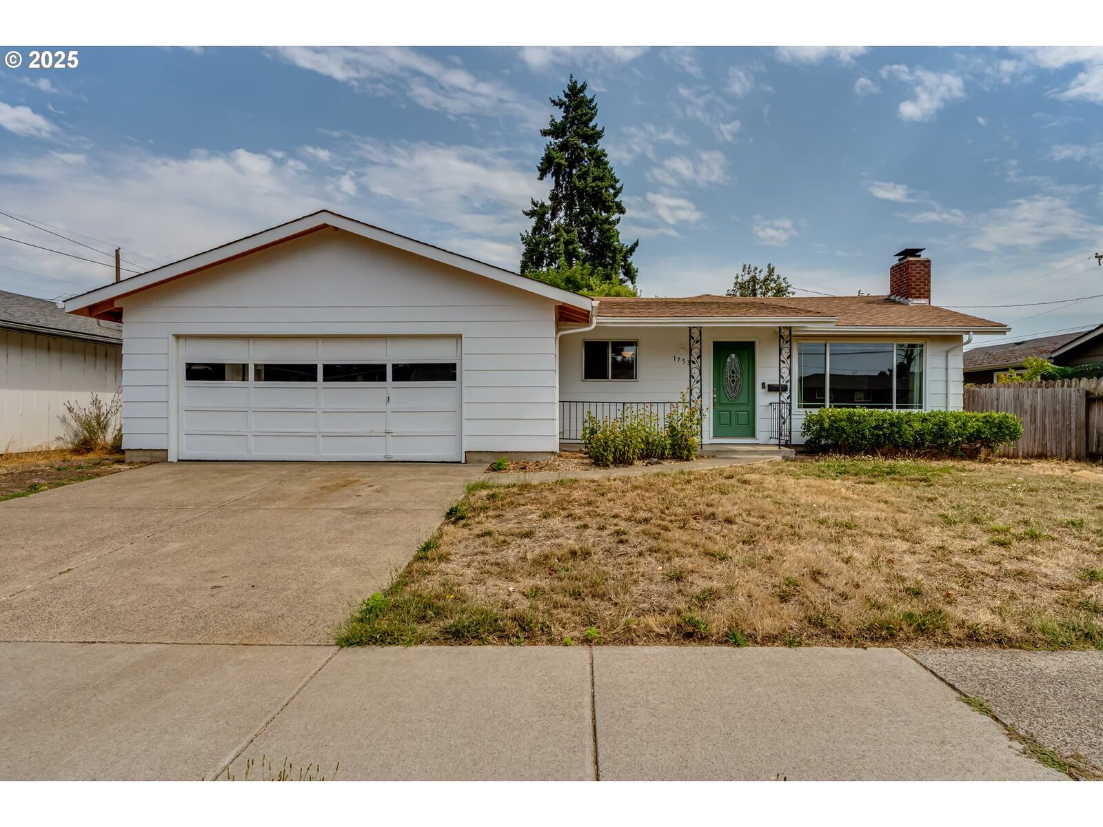 Property Photo: 1753 10th St OR 97477