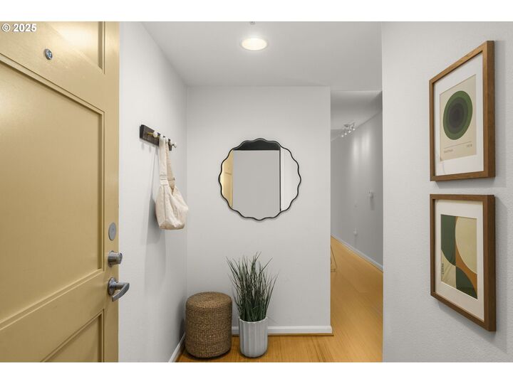Property Photo: 1620 NE Broadway St 232 OR 97232