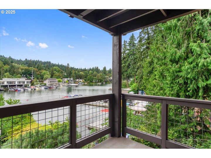 Property Photo: 246 Ridgeway Rd OR 97034