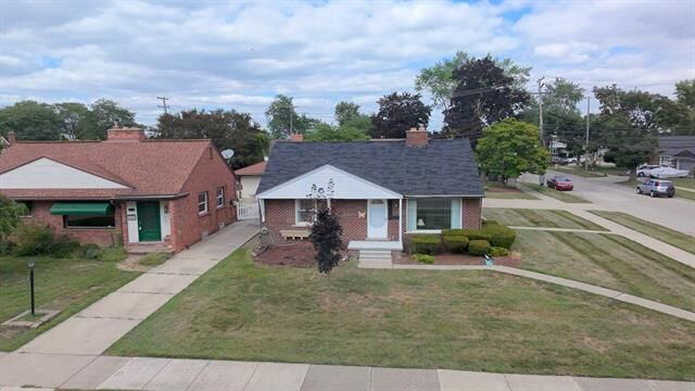 Property Photo: 1400 Sherwood Court MI 48124