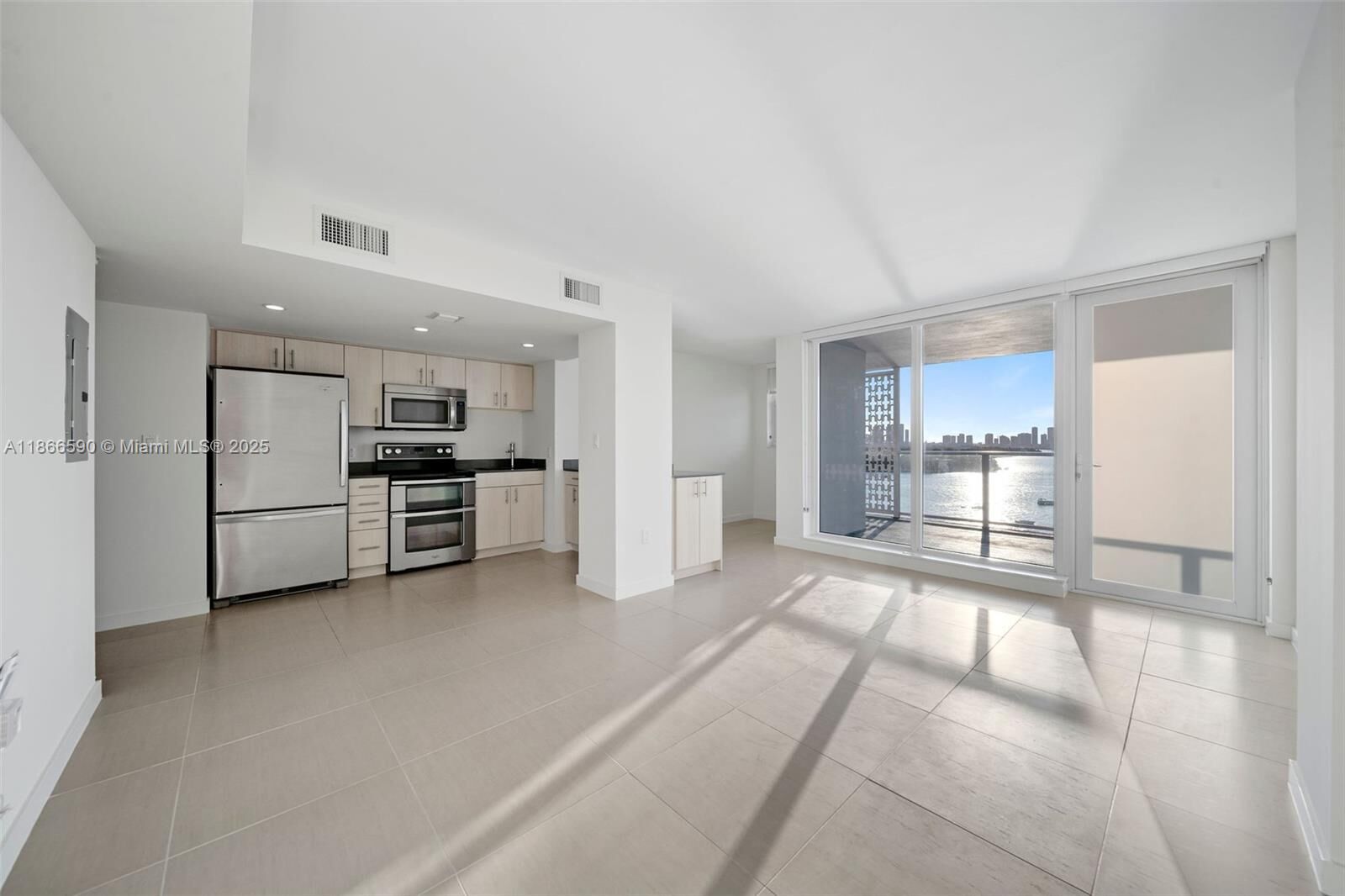 Property Photo:  910 West Ave 1423  FL 33139 