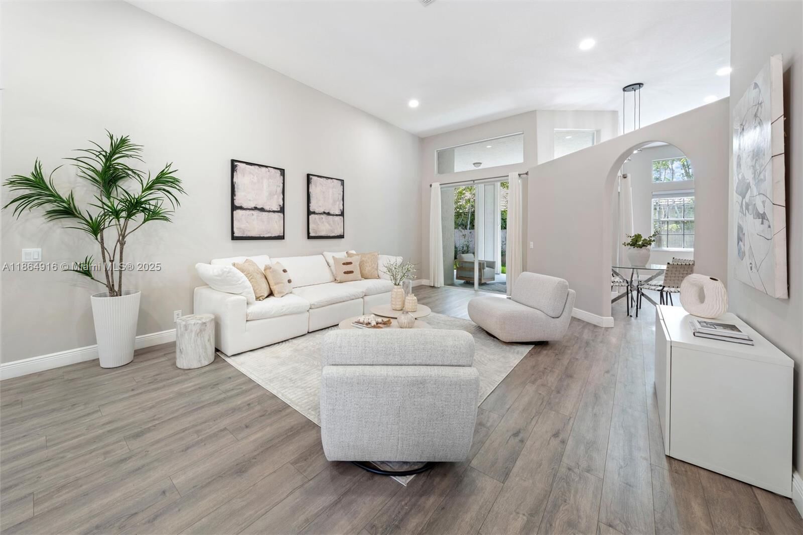 Property Photo: 2587 Jardin Ct FL 33327