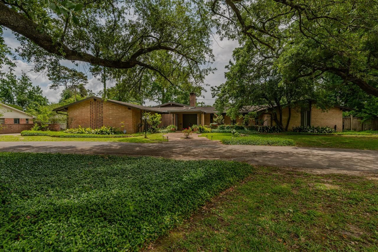 Property Photo: 4695 Gladys Ave. TX 77706