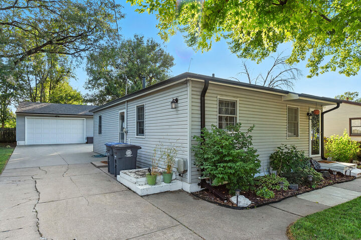 Property Photo: 1327 Westside Dr Drive IA 51501