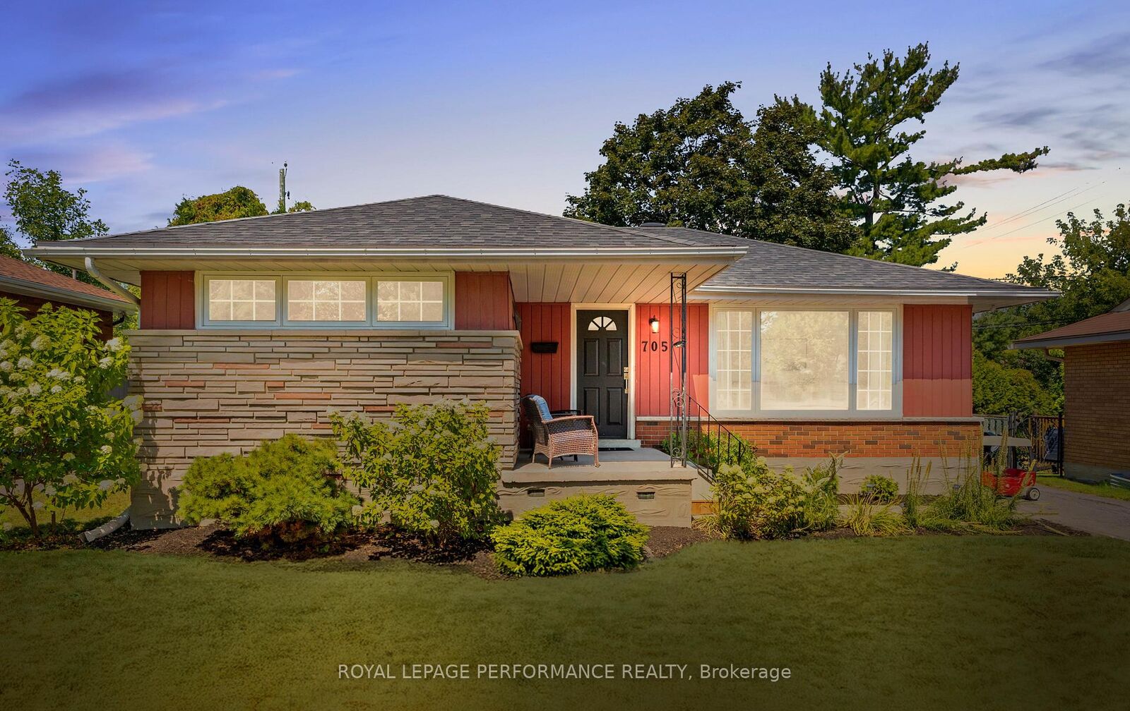 Property Photo:  705 Pleasant Park Road  ON K1G 1Y3 