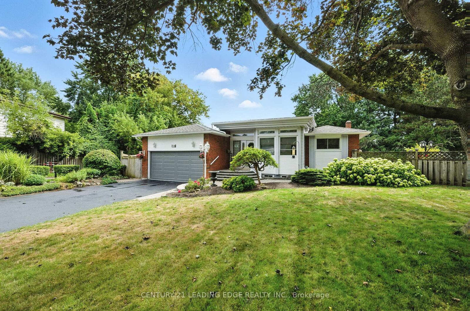 Photo de la propriété: 16 Burningham Crescent ON L1S 6A2