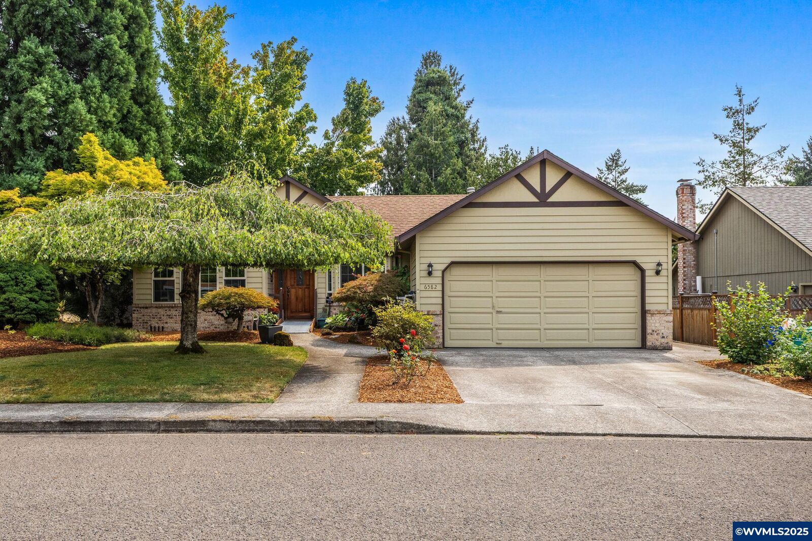 Property Photo:  6582 SE Eunice St  OR 97222 