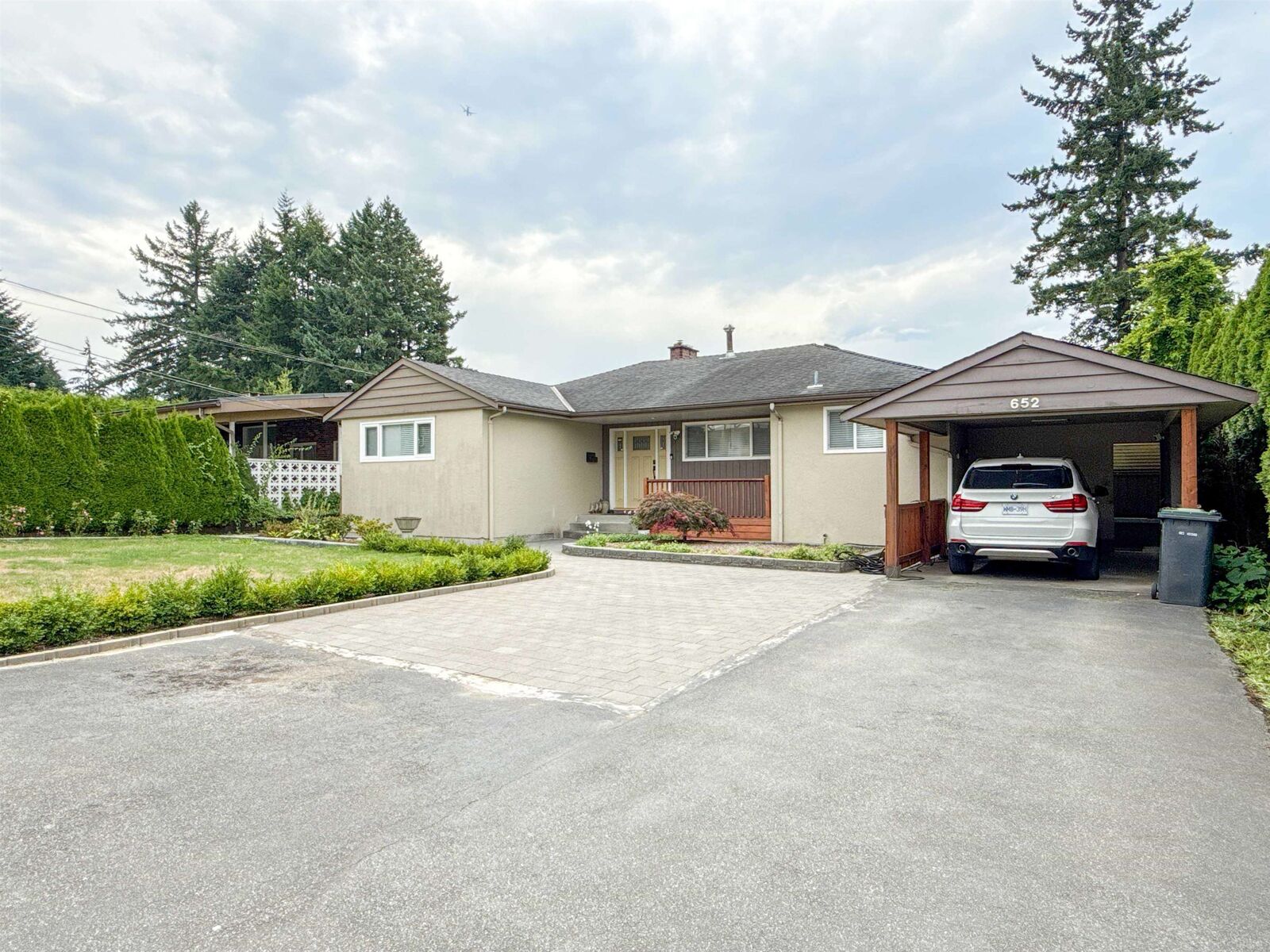 Property Photo: 652 Shaw Avenue BC V3K 2R6