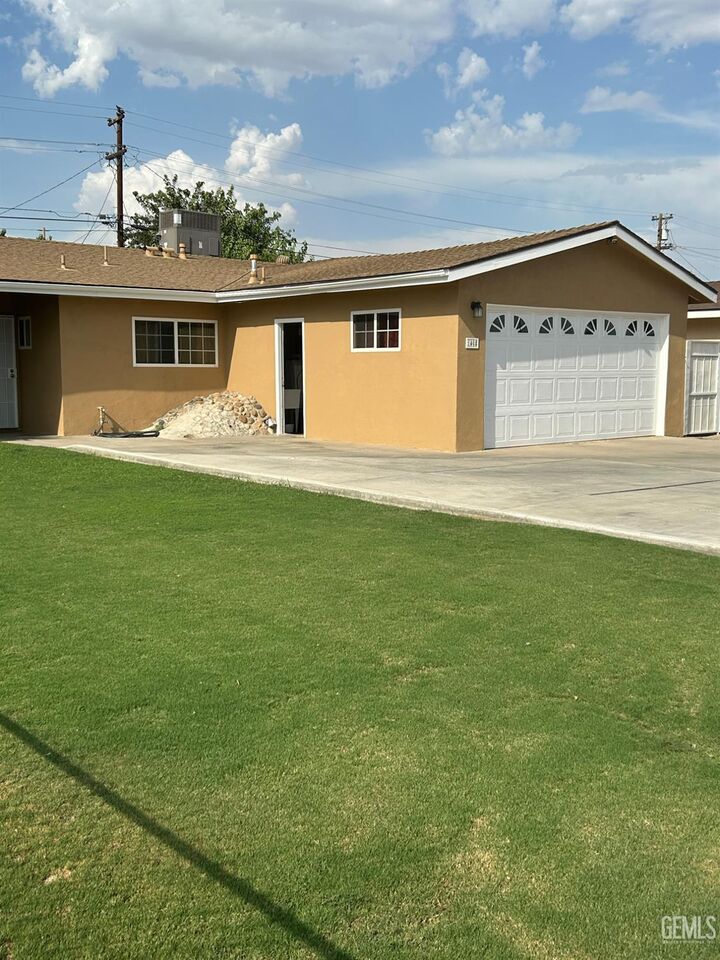 Property Photo: 1408 Emery Avenue CA 93304