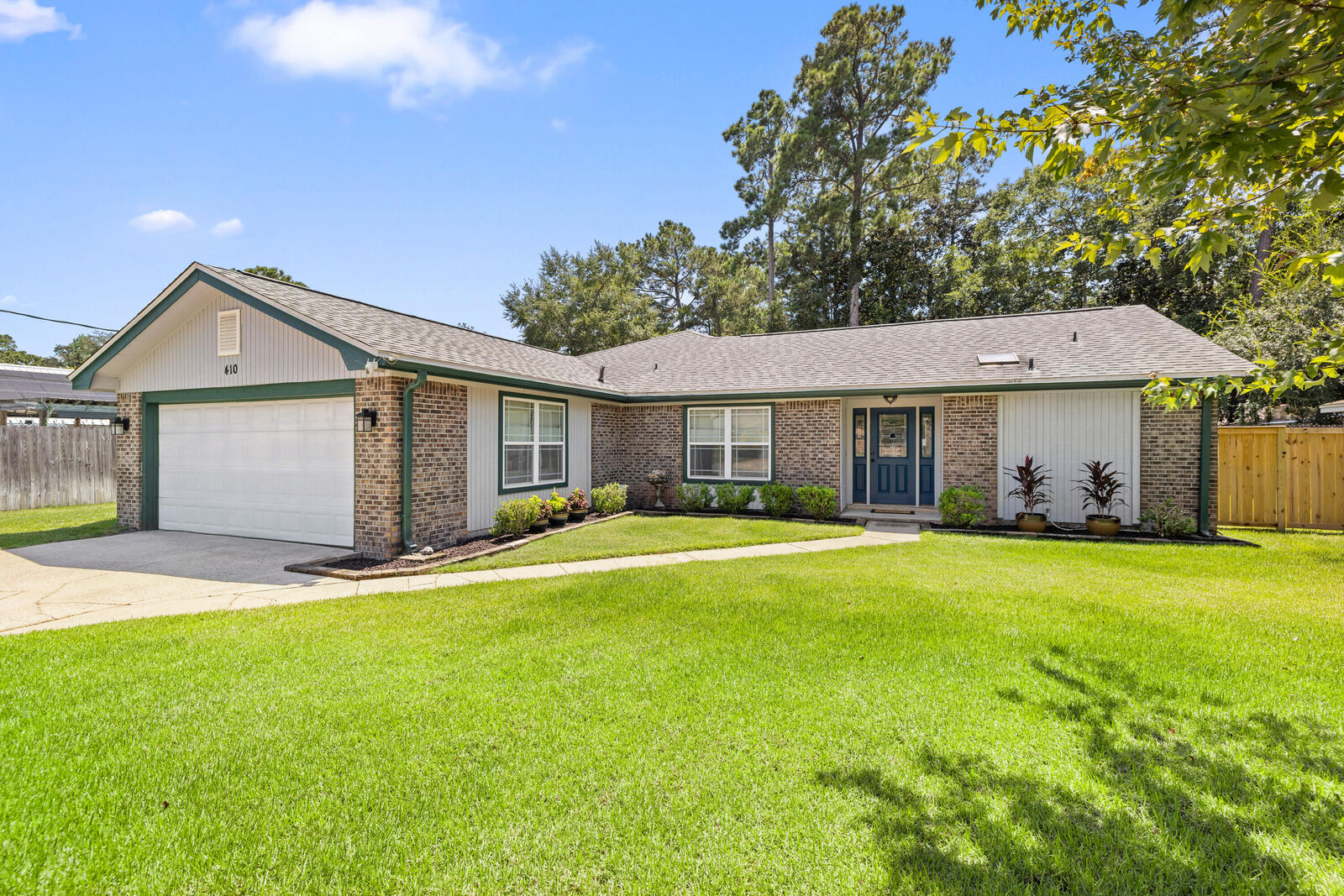 Property Photo: 410 Green Oak Lane FL 32578