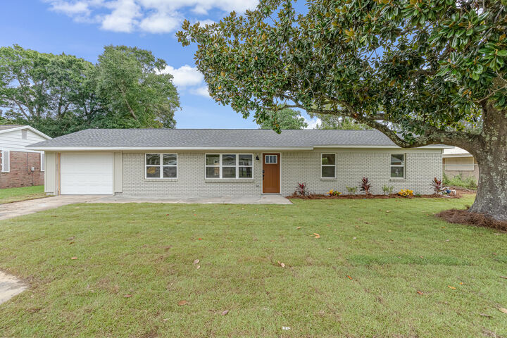 Property Photo: 103 NW Leila Place FL 32548