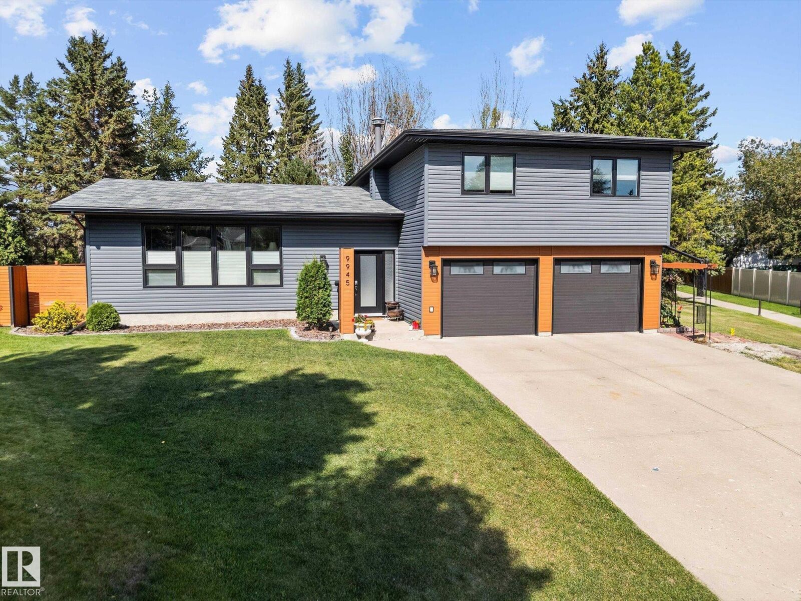 Property Photo:  9945 82 Street  AB T8L 3E6 