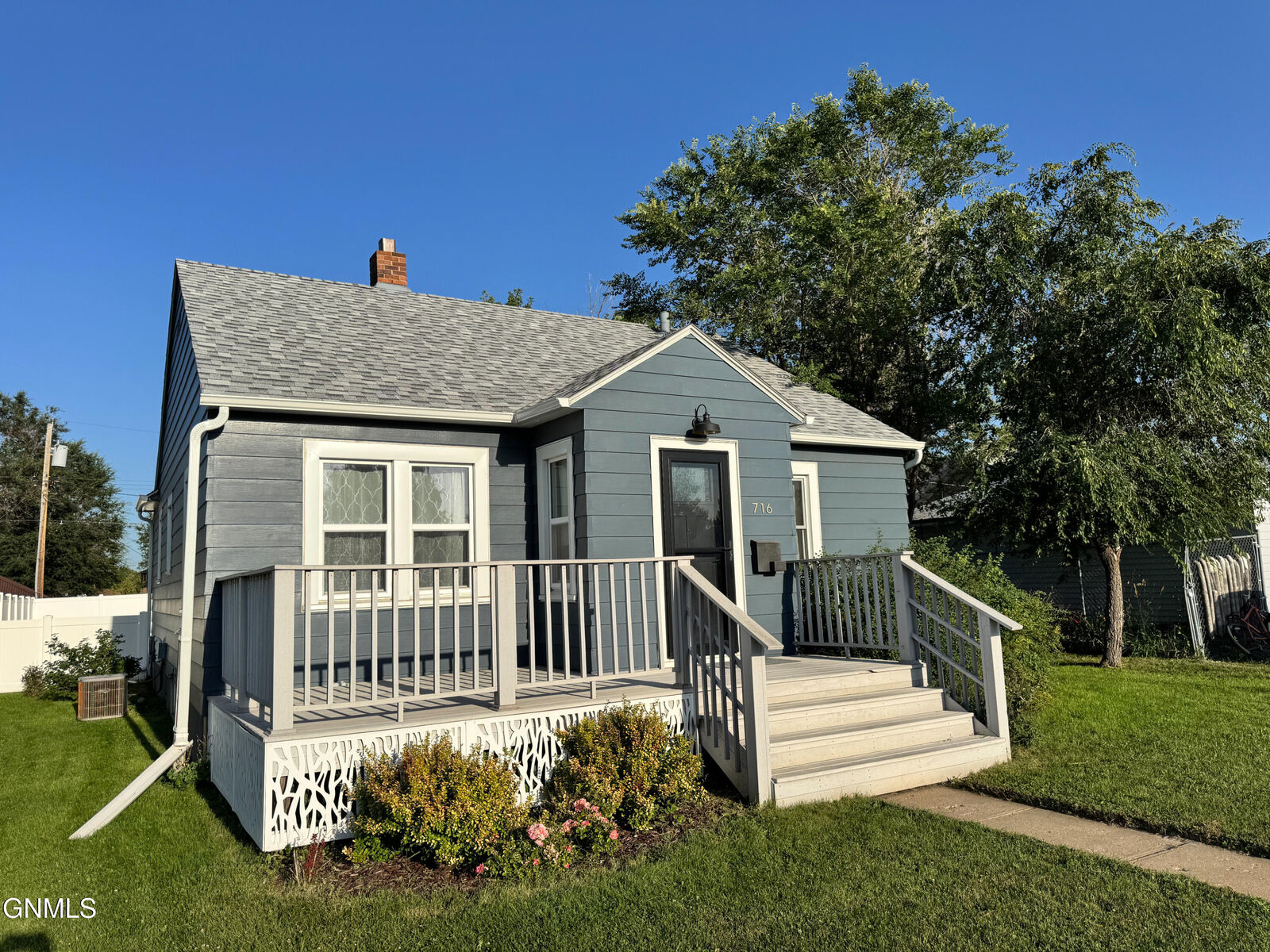 Property Photo: 716 3rd Avenue W ND 58801