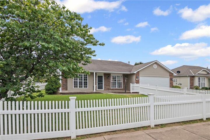 Property Photo: 727 Country Lane MO 64083