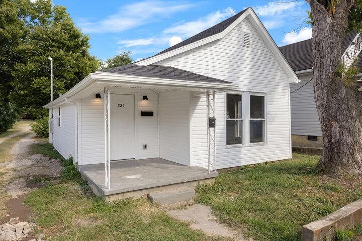 225 S East Street  Harrodsburg KY 40330 photo