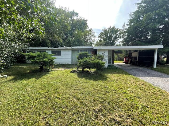 Property Photo: 8406 January Avenue MO 63134