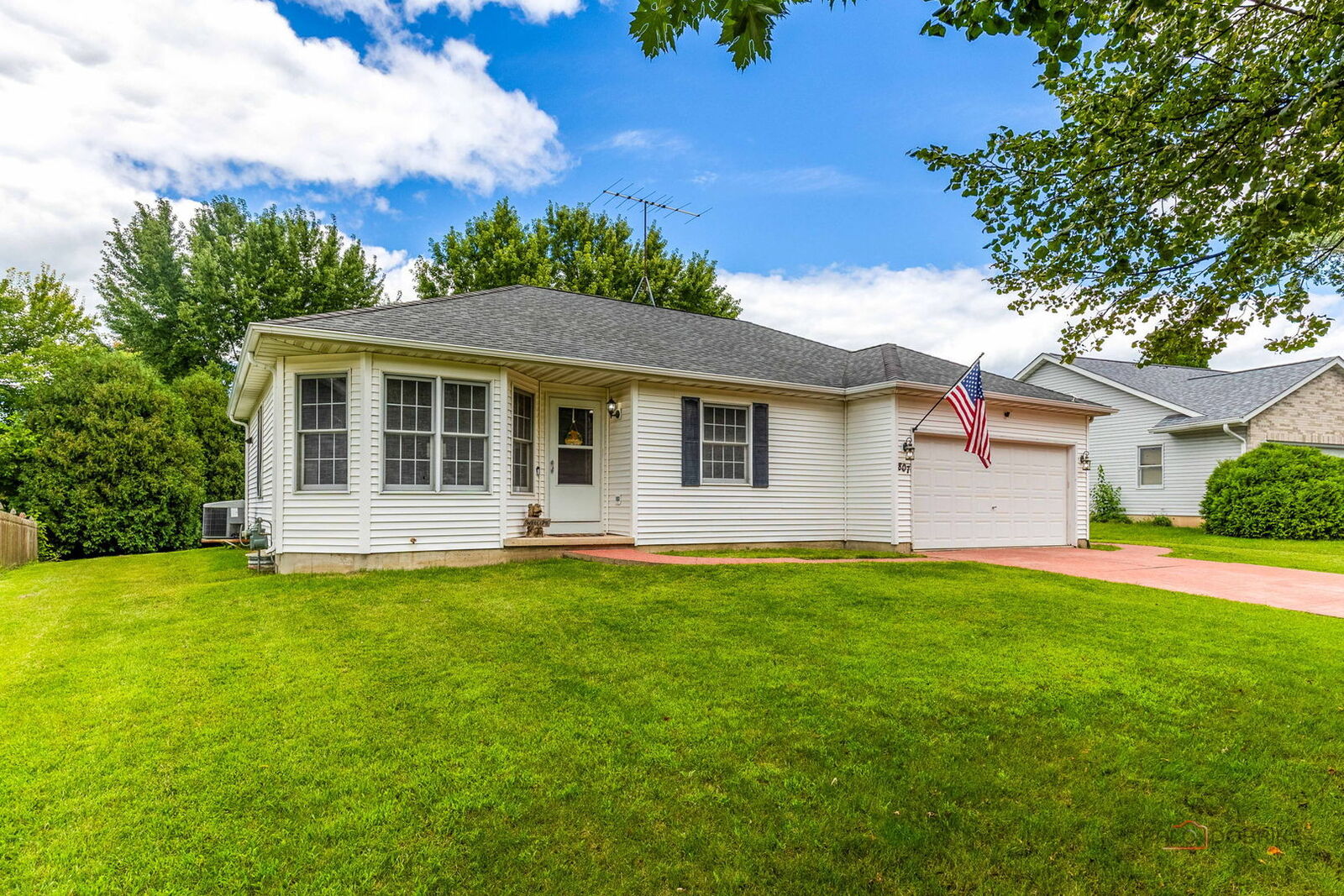 Property Photo: 807 Aspen Way IL 60135