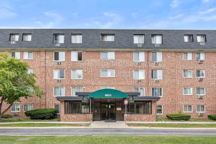 5011 Valley Lane 404  Streamwood IL 60107 photo