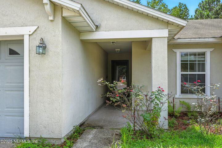 Property Photo: 2522 Victoria Point Drive FL 32218