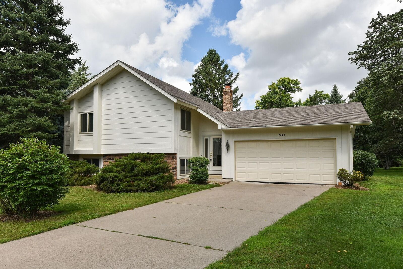Property Photo:  7240 Timber Lane N  MN 55369 