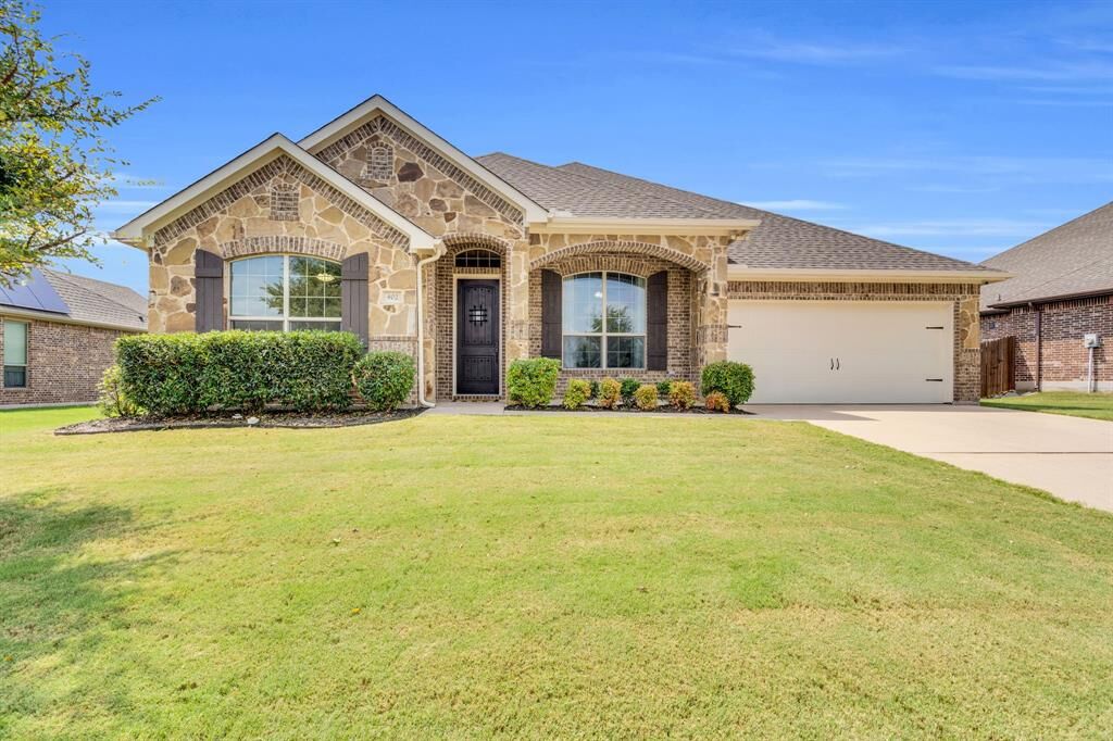 Property Photo: 402 Belmont Drive TX 76065