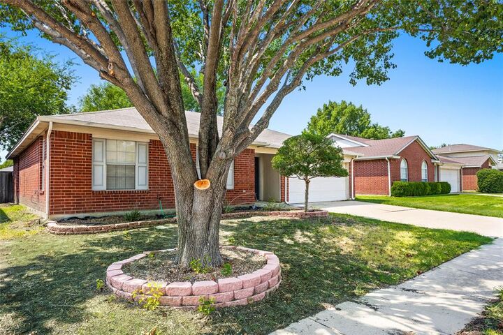 Property Photo: 6426 Nicole Way TX 76002
