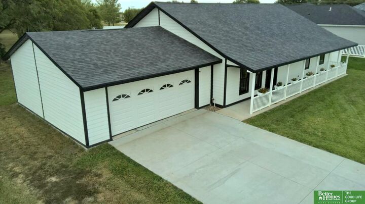 Property Photo: 1115 Vista Way NE 68467