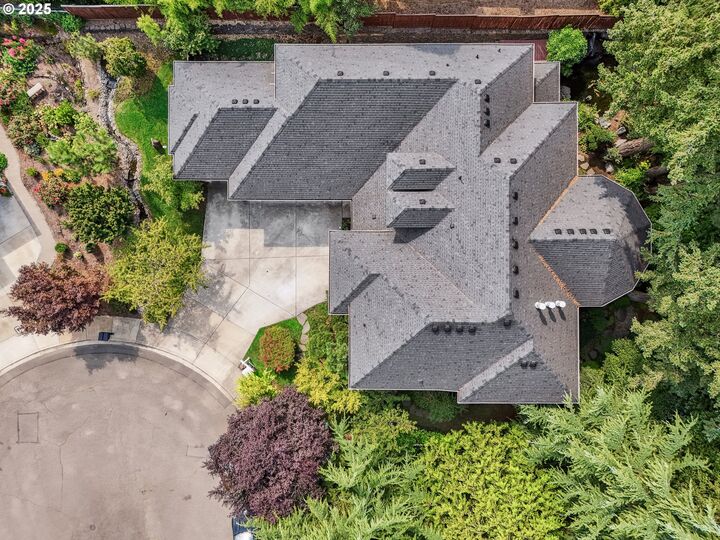 Property Photo:  1621 SE McBrod Ave  OR 97222 