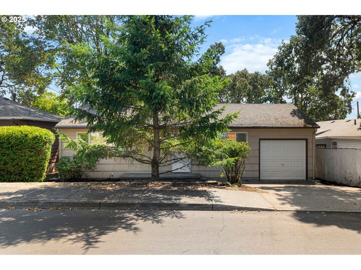 Property Photo: 615 E Gloucester St OR 97027