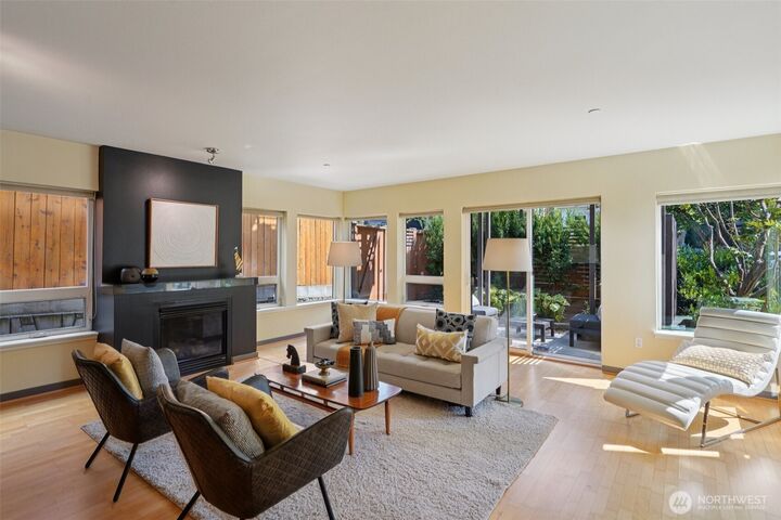 Property Photo:  4217  Fremont Avenue N 2  WA 98103 