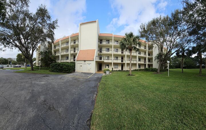 Property Photo: 2500 Presidential 105 Way 105 FL 33401