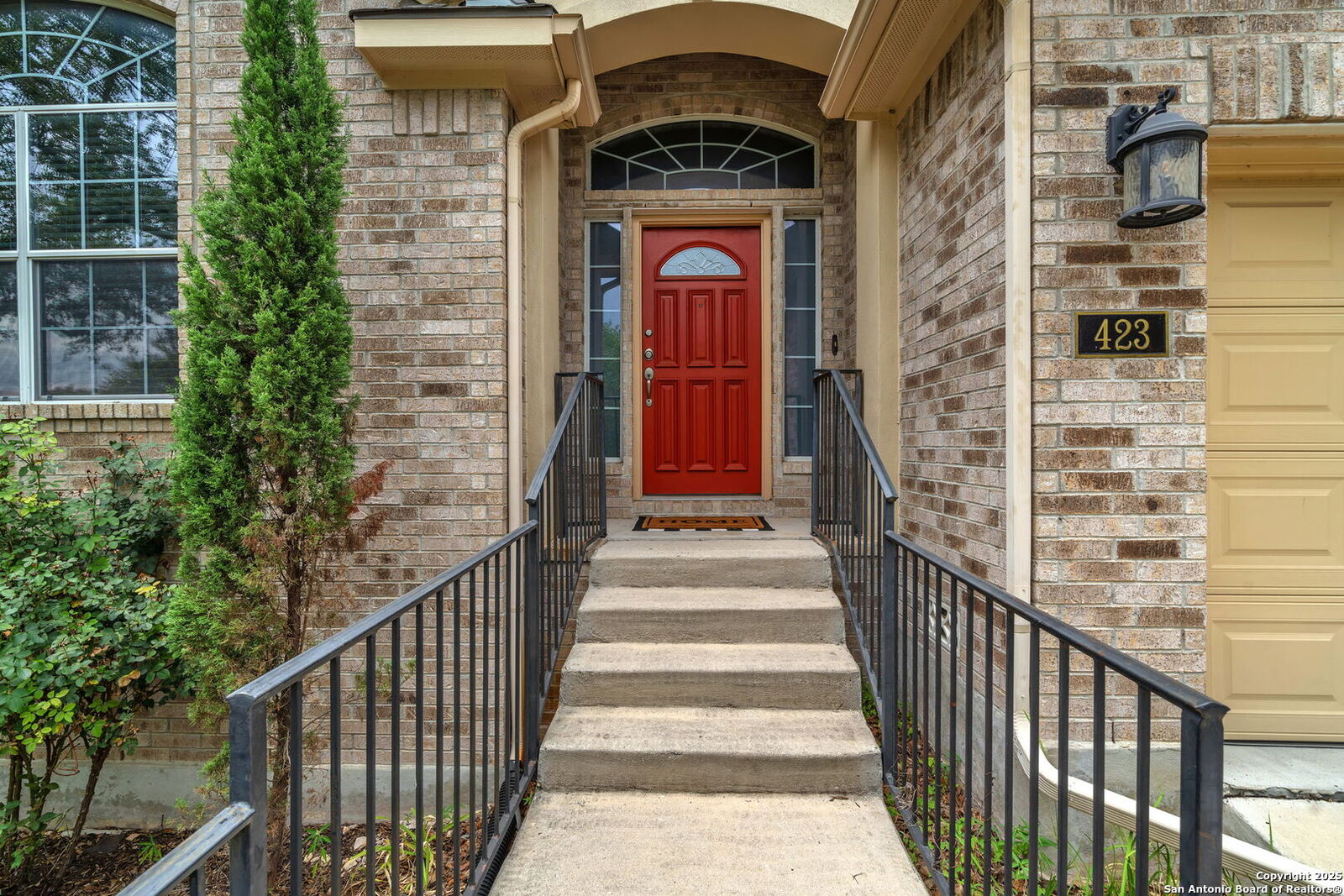 Property Photo: 423 Sand Ash Trl TX 78256
