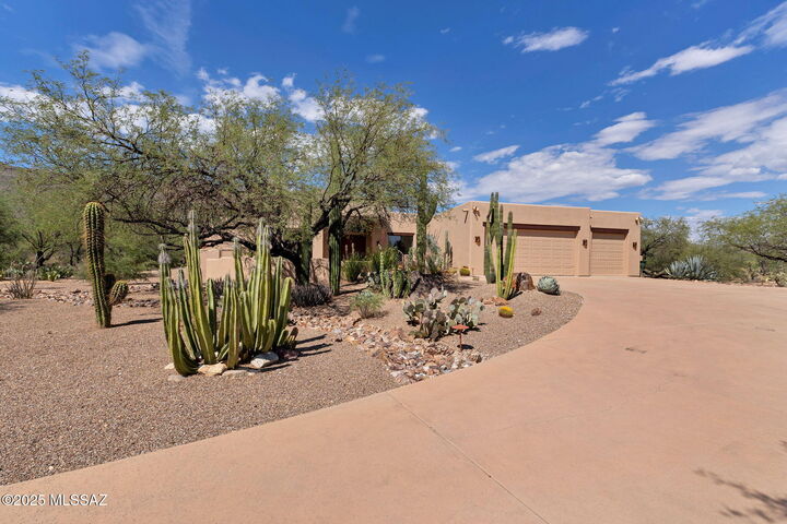 Property Photo: 10861 E Adobe Creek Place AZ 85749