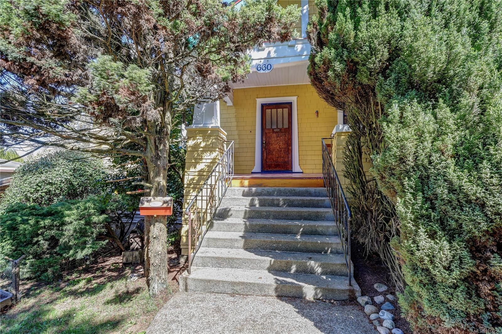 Property Photo: 660 Third St BC V9R 1W8