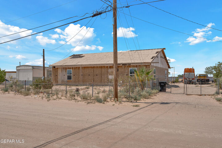 Property Photo: 725 Ingham St Street 90 TX 79928