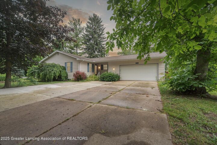 10015 Burgundy Boulevard  Dimondale MI 48821 photo