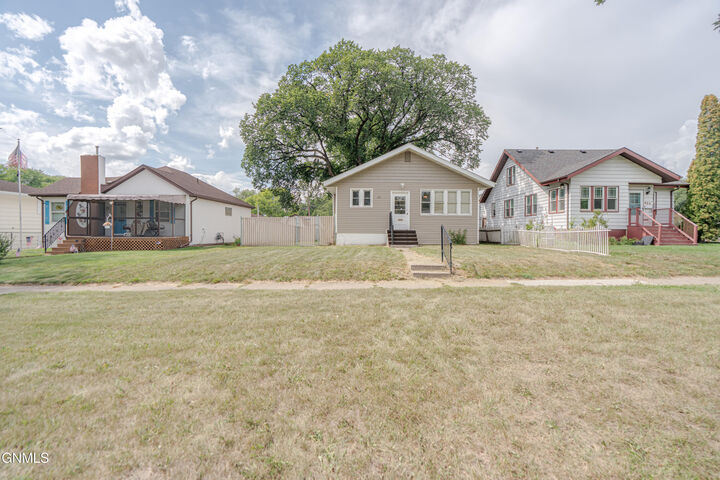 618 N 12th Street  Bismarck ND 58501 photo