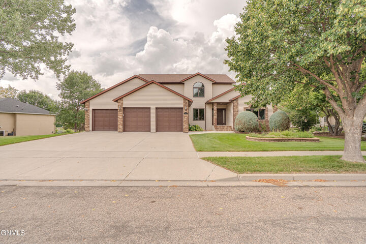 Property Photo: 584 Cottonwood Loop ND 58504