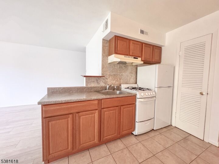 Property Photo: 5 Sugar Loaf Ct Unit 4 NJ 07462
