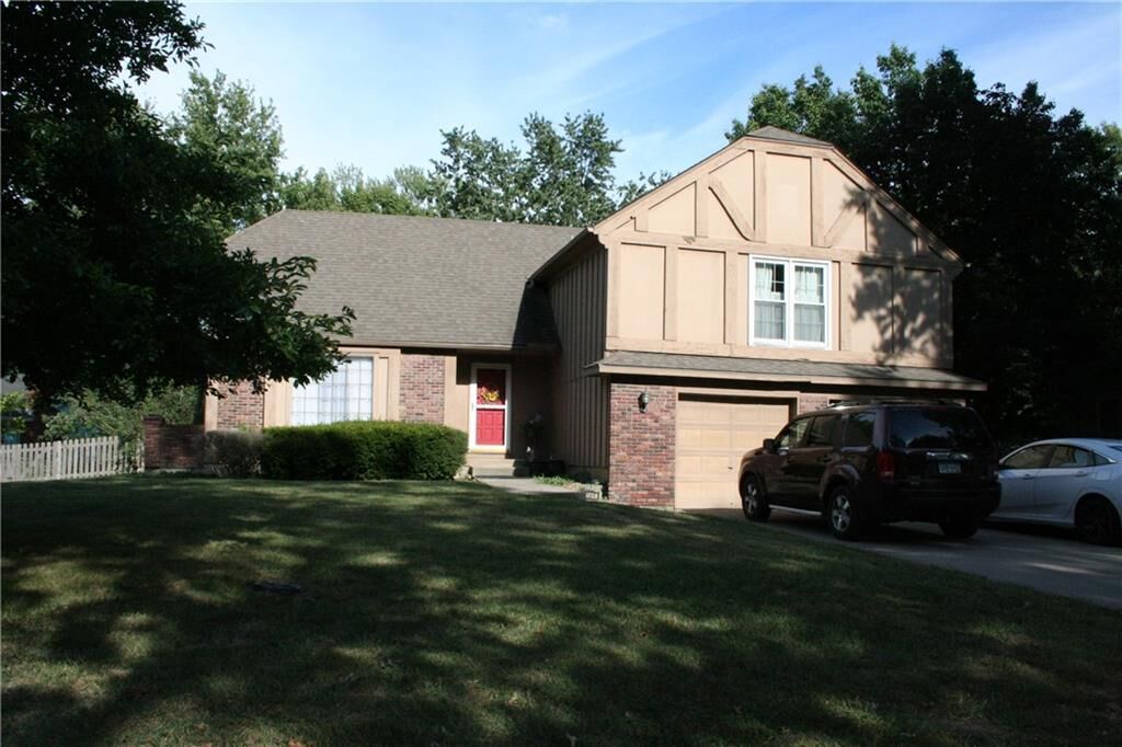 Property Photo:  1104 S Avalon Lane  KS 66062 