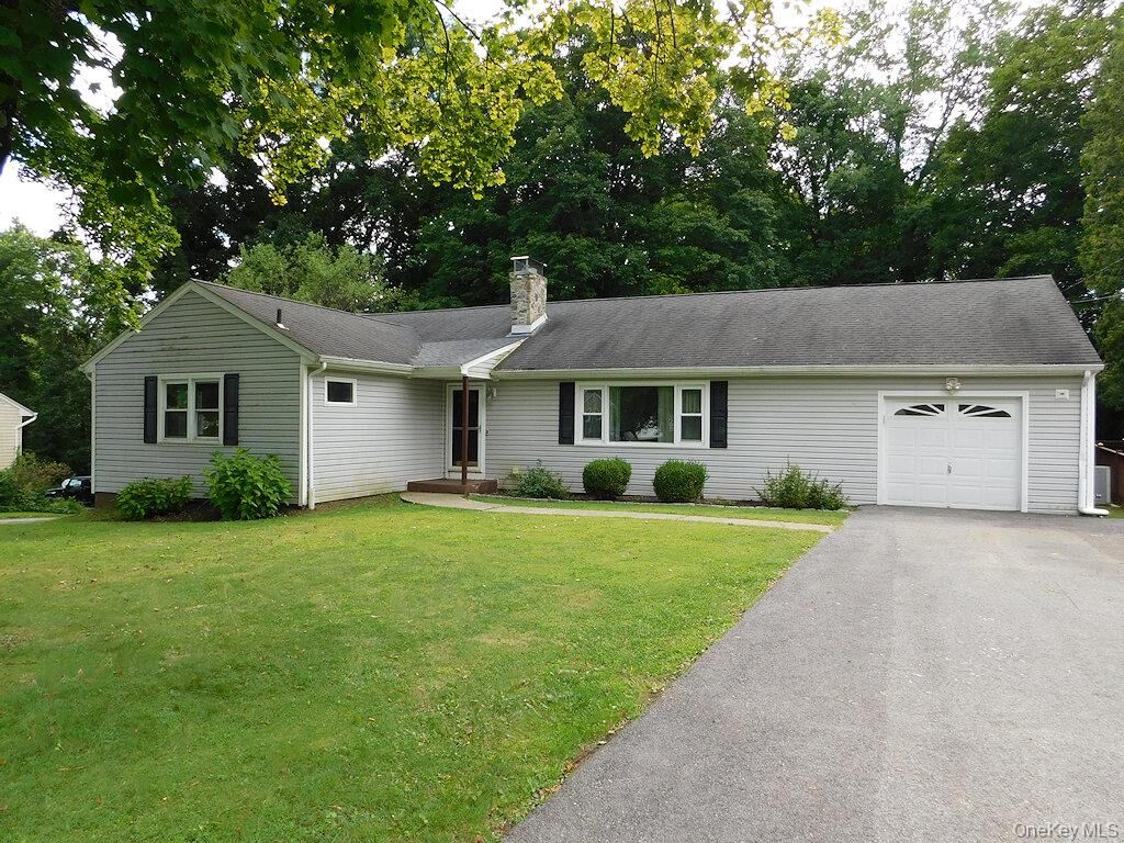 Property Photo:  16 Old Farms Rd  NY 12603