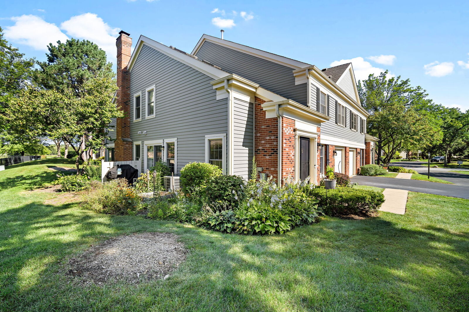 Property Photo:  2462 E Towne Boulevard  IL 60004 