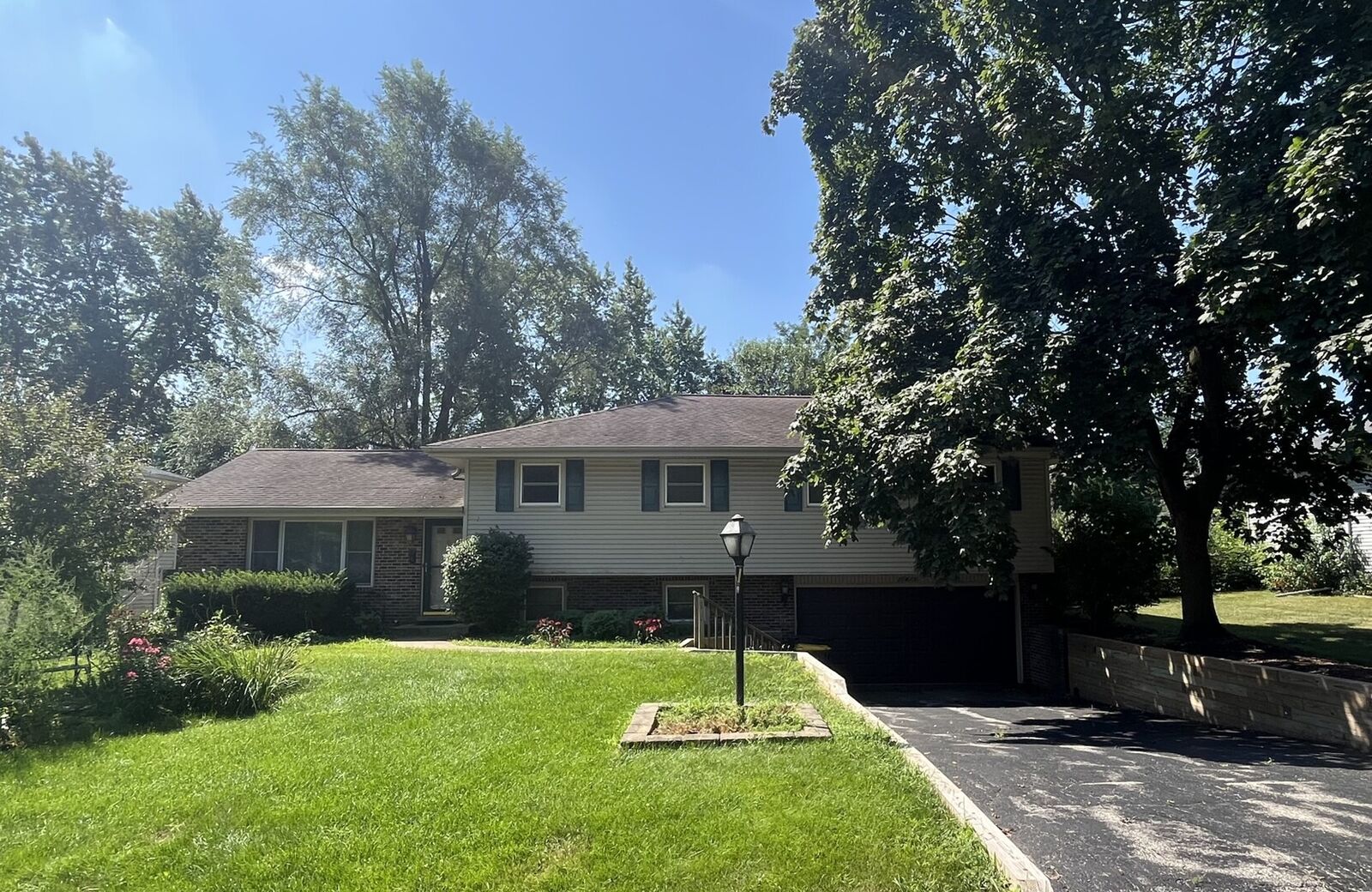 Property Photo: 29W239 Ray Avenue IL 60185